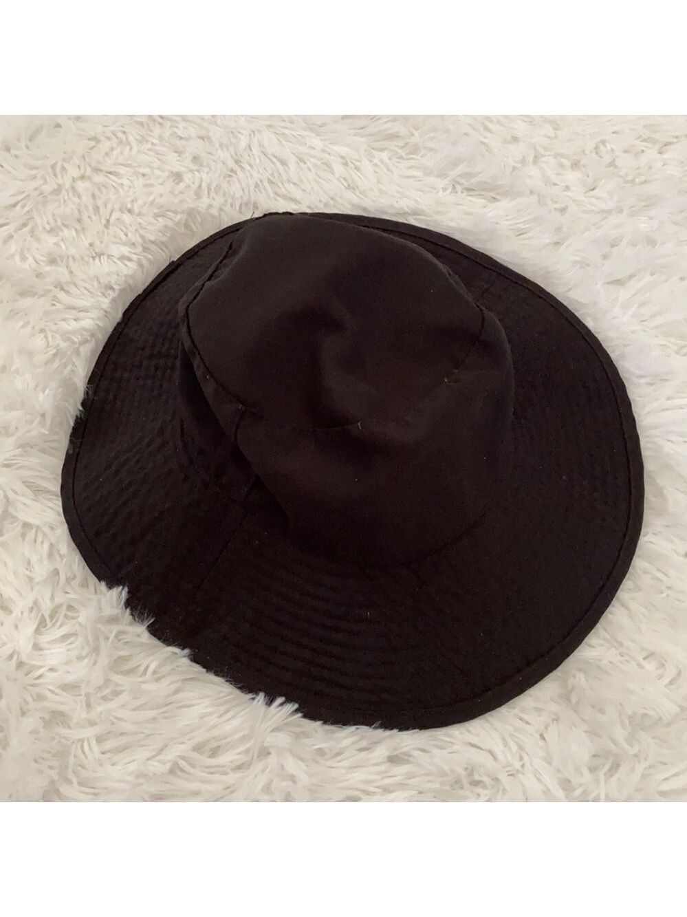 Black medium brim floppy bucket hat